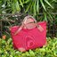 LONGCHAMP BOXFORD TRAVEL BAG L กระเป๋าเดินทางขนาดใหญ่ มาพร้อมสายสะพายที่สามารถถอดได้ ให้คุณเลือกสะพายไหล่หรือถือได้ มีซิปรูดเปิดปิดกระเป๋าที่ให้คุณมั่นใจได้ว่าคุณจัดเก็บไอเท็มของคุณได้อย่างมิดชิด บ็อคฟอร์ด (BOXFORD) สะท้อนความเป็นเอกลักษณ์ของแบรนด์ที่เปี่