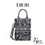 ORI 】Mini Dior Book Tote Phone Bag พร้อมส่งที่ไทย ภาพสินค้าถ่ายจากงานขายจริง ใช้งานต่างประเทศได้ กระเป๋าใบมินิจะใส่โทรศัพท์ได้เช่นเดียวกับของใช้จำเป็นเล็กๆ น้อยๆ ในแต่ละวัน มาพร้อมสายสะพายไหล่แบบปักที่ปรับได้และถอดออกได้ อุปกรณ์เสริมอันทันสมัยนี้สามารถสวม