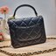 CHANEL flap bag with chain กระเป๋าสะพายสุดหรู สวยดูแพง รูปทรงคลาสสิค ขนาดกำลังพอเหมาะ สายสะพายโซ่ในตัว น้ำหนักเบา และยังมีหูจับในตัว สะดวกต่อการพกพา ตัวกระเป๋าเปิดด้วยกระดุมแม่เหล็ก วัสดุหนังอย่างดี ผิวสัมผัสดี ภายในเป็นช่องโล่ง และยังมีช่องซิปให้ด้วย