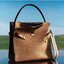 Tory burch lee radziwill pebbled small double bag กระเป๋า Lee Radziwill Double Bag สุดหรู ที่คำนึงถึงการเลเยอร์หนังและหนังกลับอย่างประณีตลงไปในงานดีไซน์ สามารถปรับปากกระเป๋าได้ 3 แบบตามต้องการ พร้อมนำเอาความเป็น American Luxury มาตีความใหม่ผ่านแง่มุมของคว
