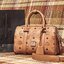M.C.M ESSENTIAL BOSTON BAG IN VISETOS กระเป๋าถือ/สะพายข้าง ทรงหมอน สวยโดดเด่น ทรงสวยยอดนิยม มาพร้อมพวงหนังห้อย และสายรัดเก็บหูจับ วัสดุหนังแคนวาสคุณภาพดี เปิด-ปิดด้วยซิป ภายในเป็นหนังกลับ โล่งกว้าง ใส่ของได้เยอะ กระเป๋าสตางค์ โทรศัพท์ ของจุกจิกต่างๆ สบาย!