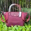 Longchamp Le Pliage Neo Size S มาพบกับกระเป๋ารุ่นยอดนิยม ที่สาวๆ ต้องมีไว้เก็บไว้สักใบ กระเป๋าโท้ทใบนี้ มาพร้อมกับสีที่มีสไตล์เรียบง่าย มีสายสะพายยาวช่วยให้คุณสามารถสะพายไหล่ได้อย่างสบาย ในขณะที่ที่ปิดแบบซิปช่วยให้คุณมั่นใจได้ว่าของด้านในมีความปลอดภัย Le 