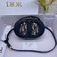 DIOR CD Signature Bag with Strap 17cm / CD OVAL CAMERA BAG / Dior Camera Bag ดีไซส์ใหม่ล่าสุด บ่งบอกถึงความหรู แต่ใช้งานได้โอกาส ใช้ได้ทั้งชายหญิง กระเป๋าสะพายทรงกล้อง ขนาดกะทัดรัด ไซส์สะพายคล่องตัว สีผู้ดีมากๆ