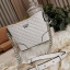 Guess Woman Factory Crossbody Bag กระเป๋าสะพายรุ่นใหม่ดีไซน์สวยหรูคลาสสิคจาก GUESS FACTORY วัสดุหนังเเกะสังเคราะห์เนื้อหนานิ่มลายตาราง เปิดปิดด้วยซิปสะดวกใช้ ด้านหน้ามีโลโก้ ภายในมีโลโก้ช่องใส่ของ และช่องซิป ใส่กระเป๋าสตางค์ใบยาว ของใช้ได้จุ มาพร้อมสายสะพ