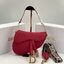 ORI หนังแท้ | DIOR Saddle Bag with Strap Grained Leather กระเป๋าถือ/สะพายทรงอานม้า รุ่นยอดนิยมที่มีเอกลักษณ์สวยงามเหนือกาลเวลา ลูกเล่นห้อยด้วยตัวอักษร D ตรงหูหิ้วมีกิมมิค CD สวยหรูดูแพง