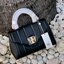 TORY BURCH KIRA QUILTED SMALL BAG พร้อมส่งที่ไทย ไม่ผิดหวังแน่นอนค่ะ! กระเป๋าหิ้วหรือสะพายข้างได้ วัสดุหนังแกะแท้ทั้งใบ ((หนังแกะจะมีคุณภาพดีเงานิ่มและแพงกว่าหนังวัวจ้า)) หนังนิ่มสวยงามมากๆค่ะ เปิดปิดกระเป๋าแบบหมุนล็อคแบบโลโก้แบรนด์ ใช้อะไหล่คลาสสิคดูหรูเ
