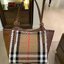 Burberry House Check Derby Canterbury Leather Tote / Burberry Tote Bag กระเป๋าถือหรือสะพายไหล่ วัสดุ canvas +หนังแท้ ภายในโล่ง มี1ช่องซิปและ2ช่องเล็กใส่ตังค์ใส่บัตร น้ำหนักเบา จุของได้เยอะ ครบจบใบเดียวทั้งเที่ยวและไปทำงานคุ้มสุดๆ ไม่ควรพลาดเลยค่า