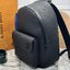 LV Takeoff Backpack กระเป๋าเป้สะพายหลัง สีดำเต็มใบหรูหราแบบเรียบง่าย ตกแต่งด้วยตัวอักษร “LV” โลหะสีดำด้าน ช่องหลักที่กว้างขวาง เหมาะสำหรับการเดินทางในวันหยุดสุดสัปดาห์หรือวันพักผ่อนสบายๆ 🤍 เกรดท็อปออริจินอล 1:1 เกรดดีสุด