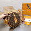 LV Boite Chapeau Souple MM กระเป๋าสะพายโดดเด่นด้วยรูปทรงกลมลายโมโนแกรมสุดชิค ขนาดกะทัดรัด เป็นรุ่นที่ตอบโจทย์และครองใจสาวๆ ได้อย่างแท้จริง ควรมีติดตู้ไว้สักใบ สามารถใช้งานได้ทั้งในชีวิตประจำวัน ไปเที่ยว ชอปปิ้ง รวมไปถึงงานสังสรรค์ค่ะ