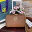 Tory burch Top Handle Case (84710) Collection ใหม่ที่เพิ่งเปิดตัวไปไม่นานจุดเด่นของรุ่นนี้คือดีไซน์ออกมาในสไตล์คลาสสิกที่มาพร้อมกับฮาร์ดแวร์ที่ทำจากวัสดุทองเหลืองและสายสะพายโซ่และหนัง ปากกระเป๋าเปิดได้กว้างแบบสองซิป รูปทรงสามารถสะพายใช้งานได้หลายโอกาส ไม่