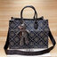กระเป๋าถือ หรือสะพาย TORY BURCH มาใหม่ล่าสุด จุใจคนสัมภาระเยอะ งานสวยตั้งอยู่ทรง น้ำหนักเบาค่ะ ดีไซต์เก๋มาพร้อมพวงกุญแจตุ๊กตาน้องหมี น่ารักมากมาย