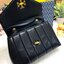 TORY BURCH KIRA QUILTED SMALL BAG พร้อมส่งที่ไทย ไม่ผิดหวังแน่นอนค่ะ! กระเป๋าหิ้วหรือสะพายข้างได้ วัสดุหนังแกะแท้ทั้งใบ ((หนังแกะจะมีคุณภาพดีเงานิ่มและแพงกว่าหนังวัวจ้า)) หนังนิ่มสวยงามมากๆค่ะ เปิดปิดกระเป๋าแบบหมุนล็อคแบบโลโก้แบรนด์ ใช้อะไหล่คลาสสิคดูหรูเ