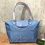 Longchamp LE PLIAGE Club (พร้อมส่ง 8 สี) TOTE BAG S กระเป๋ารุ่นยอดนิยม ที่สาวๆ ต้องมีไว้เก็บไว้สักใบ ด้วยตัวน้ำหนักกระเป๋า Longchamp เบาแสนเบา แต่จุของได้เยอะมาก สำหรับลุคทางการกึ่งลำลอง แฝงความสบาย ยามเดินทาง จุดเด่นอย่างหนึ่งของ กระเป๋าก็คือ สามาถพับเก็