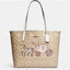COACH CA607 CITY TOTE IN SIGNATURE CANVAS WITH HORSE AND CARRIAGE PATCHWORK GRAPHIC กระเป๋าทรงโท้ทใบใหญ่ คอลเลคชั่นใหม่ สวยโดดเด่นมากๆ น่ารักน่าใช้ไปอีกด้วยลวดลายซิกเนเจอร์โดดเด่น ใบนี้ใส่ของได้ของครบครัน จุได้แบบไม่ต้องกลัวเต็ม!! วัสดุหนังแคนวาสคุณภาพดี 