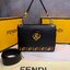 FENDI KAN leather bag เกรดออริจินอล ด้วยสีและลวดลายคลาสสิกตามแบบแบรนด์ เข้าได้กับสาวๆ ทุกสไตล์ บ่งบอกความเป็น FF ได้อย่างสมบูรณ์แบบ โทนสีแมตช์กับเสื้อผ้าได้ง่าย เสริมลุคสาวมั่นก็ลงตัว หรือเปลี่ยนมาติดสายสะพายยาวเพื่อสะพายคาดลำตัวก็ได้ความชิลและคล่องตัวไปอ