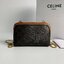 ORI 】หนังแท้ CELINE CLUTCH WITH CHAIN IN TRIOMPHE CANVAS AND LAMBSKIN WHITE/TAN กระเป๋าคลัทช์ดีไซน์เรียบหรูออกแบบมาได้อย่างลงตัว พร้อมสายสะพายโซ่ทองสุดหรู ด้วยรูปทรงที่สวยงามและทันสมัย สามารถใส่กระเป๋าสตางค์ใบสั้นหรือเครื่องสำอางค์ได้ตามขนาดกระเป๋า ในเรื่