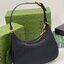 GUCCI Aphrodite small shoulder bag กระเป๋าสะพายทรงคลาสสิค ดีไซน์ย้อนยุคผสานความโมเดิร์นด้วยรูปทรงพอช ที่ใช้งานได้ทุกสไตล์ วัสดุหนังแคนวาส ทนทาน ภายในกระเป๋าเป็นช่องโล่ง