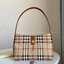 พรีเมี่ยมกิ๊ฟแท้ 100% 】BURBERRY VINTAGE SHOULDER BAG VIP GIFT WITH PURCHASE (GWP) กระเป๋าสะพายไหล่ พรีเมี่ยมกิ๊ฟ Limited Edition จากBURBERRY วัสดุหนังPVC สวยหนังนิ่ม ตัดด้วยสายหนังสีน้ำตาลเข้ม