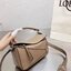 Loewe Puzzle Bag In Classic กระเป๋าทรง Puzzle นี้ออกแบบโดย Jonathan Anderson โดยได้รับแรงบันดาลใจในการออกแบบมาจากรูปทรงของลูกรักบี้ ดังนั้น จึงจะเห็นได้ว่าการตัดเย็บและรูปทรงของกระเป๋านั้นคล้ายคลึงกับลูกรักบี้ รูปทรงดูมินิมอลไม่ทิ้งคอนเซ็ปต์ของแบรนด์ สามา