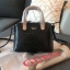 GUESS BALDWINPARK MINI BAG กระเป๋าถือหรือสะพาย วัสดุ Saffiano PU คุณภาพดี นิ่ม น้ำหนักเบา ด้านหน้าประดับด้วยโลโก้แบรนด์สวยหรู ตัวกระเป๋าลาย G ทั้งใบ เปิดปิดกระเป๋าด้วยซิปสะดวกใช้ ด้านในโล่งกว้างมีช่องสำหรับใส่ของหลายช่อง ใส่กระเป๋าสตางค์ใบกลางได้ ใส่Iphon