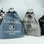 ทรงขนมจีบ premium gift จากแบรนด์ Chanel โลโก้ปัก ผ้า canvas เนื้อหนาอย่างดี มีซับใน ด้านหน้าปักโลโก้แบรนด์หรู จุดเด่นที่เป็นเป้สะพายด้านหลัง หรือสะพายด้านข้างก็ได้