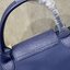Longchamp Le Pliage Neo Size M มาพบกับกระเป๋ารุ่นยอดนิยม ที่สาวๆ ต้องมีไว้เก็บไว้สักใบ กระเป๋าโท้ทใบนี้ มาพร้อมกับสีที่มีสไตล์เรียบง่าย มีสายสะพายยาวช่วยให้คุณสามารถสะพายไหล่ได้อย่างสบาย ในขณะที่ที่ปิดแบบซิปช่วยให้คุณมั่นใจได้ว่าของด้านในมีความปลอดภัย Le 