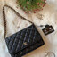 Chanel รุ่น Limited edition วัสดุหนังลายคาเวียร์ เนื้อนุ่ม อยู่ทรงคุณภาพดีตามแบบฉบับของแบรนด์ ขนาดกำลังดี น้ำหนักเบา ด้านหน้ามีโลโก้แบรนด์อะไหล่หรู มีช่องใส่บัตร ใส่ของจุกจิก เปิดปิดด้วยฝาปิดกระดุม ซับในหนัง ตัวจริงสวยมากๆถูกใจรีบจองนะคะ Premium Gift แท้ 