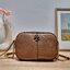 TORY BURCH MCGRAW CAMERA BAG ใหม่จากคอลเลคชั่นสุดคลาสสิค กับกระเป๋าสะพายข้าง ทรงกล่องไซส์กะทัดรัด น้ำหนักเบา ใช้งานง่ายด้วยซิปรูดเปิดปิด แมทช์ได้กับทุกสไตล์การแต่งตัว