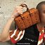 M.C.M SMALL E/W SOFT BERLIN CROSSBODY IN VISETOS ไอเท็มใหม่ในดีไซน์ทรงกระเป๋าเดินทางแบบคลาสสิค ย่อส่วนมาให้ใช้งานได้แบบสบายๆ พกพาสะดวก แมทช์ได้ทุกสไตล์ ใช้ได้แบบ unisex ใช้งานง่ายด้วยหูจับในตัว และซิปหลัก อะไหล่สีดำดูมีมิติตัดกับสีน้ำตาลคอนยัคได้เป็นอย่าง