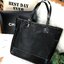 NEW! Chanel Shopping Bag with Ribbin พรีเมี่ยมกิ้ฟของแท้จาก Chanel Cosmetic Counter วัสดุ Polyester & Nylon เนื้อหนาตัดหนังเรียบสีดำเพิ่มความแข็งแรงอยู่ทรง เปิดปิดด้วยซิปสะดวกใช้ น้ำหนักเบา จุสุดๆค่ะ ภายในมีช่องซิปและช่องใส่ของหลายช่อง ใส่เอกสาร A4 หนังสื
