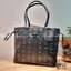 M.C.M SMALL REVERSIBLE LIZ SHOPPER IN VISETOS พร้อมเสิร์ฟความสวยให้ถึงบ้าน กับกระเป๋าทรงโท้ทไซส์ small ขนาดกำลังสวย แถมไม่พอ!! ยังมีใบลูกไปให้อีก สะพายแยกได้เก๋ๆด้วย!! ใครที่มองหากระเป๋าทรงโท้ทจุๆหน่อย ก็ต้องใบนี้เลย ดีไซน์ทรงสวยน่าใช้ โดดเด่นกว่าใคร ไม่ซ