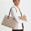 Tory Burch Small T Monogram Tote / TORY BURCH Shopper Tote Bag 32cm ใบใหญ่ กระเป๋าทรงโท้ท รุ่นใหม่ Square Tote ตกแต่งขอบด้วยหนังหรู มาพร้อมช่องเก็บของที่จุของได้มากมาย และสายจับกระเป๋าที่สามารถสะพายขึ้นไหล่ เหมาะสำหรับการใช้งานหลากหลายรูปแบบ รังสรรค์ลงบนก