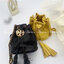 Tory Burch Fleming Soft Mini Bucket Bag กระเป๋าทรงขนมจีบขนาดมินิรุ่น Fleming ดีเทลการตัดเย็บควิลท์สี่เหลี่ยมสุดหรู แพทเทิรน์สุดคลาสสิค ภายในเป็นช่องโล่ง ใส่ของสำคัญจุกจิกได้ สายหนังสลับโซ่ เพิ่มดีเทลความแพงไปอีก จะสะพายไปไหนก็ได้ทุกโอกาส สวยเลิศทุกสี พร้อ