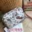 GUESS CROSSBODY BAG กระเป๋าสะพายรุ่นใหม่ ทรงเหลี่ยมตั้งอยู่ทรง วัสดุหนังSaffiano ด้านหน้าปั้มลายโลโก้นูน เปิดปิดด้วยซิปเดียวด้านบน ภายในกว้างใส่กระเป๋าสตางค์ใบยาวได้ ด้านหน้ามีช่องเล็ก1ช่อง ภายในมีช่องซิปเล็ก1ช่อง แยกเป็นสัดส่วน ด้านในบุผ้าลายสกรีน น้ำหนั