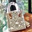 สีใหม่ล่าสุด ผู้ดีมาเลยยจ้าา จำนวนจำกัด! TORY BURCH T MONOGRAM CONTRAST EMBOSSED MINI TOTE 🥂พร้อมส่ง มาอัพลุคให้ดูดีไปพร้อมๆกัน กับกระเป๋าทรงTote ที่ไม่ว่าวันไหนๆ ใบนี้เอาอยู่เลยค่ะ