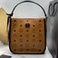M.C.M KLASSIK LIMITED TOTE IN LEATHER BLOCK กระเป๋าโท้ท รุ่นลิมิเต็ดที่ทำเฉลิมฉลองวันครบรอบแบรนด์ ถือเป็นรุ่นที่หายากมาก ได้มารอบนี้รอบเดียวจ้า โท้ทสวยอยู่ทรง ขนาดกำลังดี พิเศษมากมาพร้อมสายหนังห้อย เข้าเซ็ท และสายสะพายสปอร์ต ถอดได้ ปรับได้ตามตัว รุ่นนี้หน