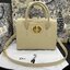 หนังแท้ DIOR Medium ST Honore Tote Collection Fall/Winter 2020-2021 มาในรูปแบบกระเป๋าทรงสี่เหลี่ยมที่ได้มาตรฐาน ทำจากหนังลูกวัว (Calfskin) ลายเกรน ซึ่งสื่อถึงความหรูหราได้อย่างลงตัว ตัวด้ามจับ มีการเย็บเข้าด้านในของกระเป๋าเพื่อเพิ่มความแข็งแรงทนทาน ด้านหน