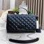 GUESS CROSSBODY BAG กระเป๋าสะพายรุ่นใหม่ล่าสุดทรงเหลี่ยมหนังนิ่มสวยเดินเส้นลายตารางอยู่ทรงด้านหน้าประดับโลโก้ GUESS สวยดูมีเปิดปิดด้วยฝาปิด ภายในมีช่องแบ่งสองช่องเป็นสัดส่วนใส่กระเป๋าสตางค์ใบยาว มือถือ ของจุกจิกได้เยอะ พร้อมสายสะพายโซ่ต่อหนังจะเลื่อนใช้สา