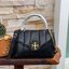 OUTLET 】Tory Burch Kira Top Handle Satchel มี2ขนาด Small/Medium กระเป๋าทรงใหม่ล่าสุดจากรุ่นคิร่า (Kira) มาในเทคนิคตัดเย็บควิลท์แนวขนาน ใช้วัสดุหนังเงานุ่ม สะท้อนแรงบันดาลใจแบบนิวยอร์กจากเบาะหนังในรถคลาสสิค Hardwareสีทองสวยหรู และจุดเด่นอีกรุ่นคิร่าคือความ