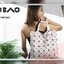 Baobao Issey Miyake 6x6 กระเป๋า Tote รุ่นนี้ถือว่าเป็นกระเป๋า Tote ไซส์กลางที่เหมาะกับการพกพาสิ่งของที่จำเป็นในทุก ๆ วัน มาพร้อมสายที่สามารถปรับได้ทั้งสองสาย และมีช่องใส่ของช่องเล็กด้านใน 1 ช่อง จุของได้เยอะแถมยังทนทาน ใช้เป็น Everyday Bag ได้เลยคะ พกพาสะ