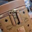M.C.M CYLINDER CROSSBODY IN VISETOS รุ่นยอดฮิตอีกหนึ่ง!! กระเป๋าสะพายข้าง ดีไซน์ทรงกระบอก ให้คุณสนุกไปกับทุกสไตล์การแต่งตัว สวยอยู่ทรง ใส่ของสำคัญได้ครบถ้วน วัสดุหนังแคนวาสคุณภาพดี เปิด-ปิดด้วยซิปรอบ ภายในบุผ้าสลับหนังแท้ เป็นช่องโล่งทำให้เก็บของไว้ได้สะด