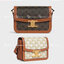 VIP 】Celine TEEN MEDIUM TRIOMPHE BAG IN TRIOMPHE CANVAS สาวๆที่กำลังมองหากระเป๋าน่ารักเอาไว้ใช้ในวันสบาย ๆ แต่ไม่รู้เลือกกระเป๋า Celine รุ่นไหนดี แนะนำรุ่นนี้เลยคะ เป็นกระเป๋าสะพายข้างขนาดกำลังดี สวยแบบคลาสสิก หรูหราด้วยแคนวาสเคลือบลาย Triomphe อีกทั้งยัง