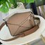 Loewe Puzzle Bag In Classic กระเป๋าทรง Puzzle นี้ออกแบบโดย Jonathan Anderson โดยได้รับแรงบันดาลใจในการออกแบบมาจากรูปทรงของลูกรักบี้ ดังนั้น จึงจะเห็นได้ว่าการตัดเย็บและรูปทรงของกระเป๋านั้นคล้ายคลึงกับลูกรักบี้ รูปทรงดูมินิมอลไม่ทิ้งคอนเซ็ปต์ของแบรนด์ สามา
