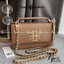 TORY BURCH BRITTEN MINI TOP HANDLE BAG พร้อมส่งที่ไทย กระเป๋าสะพาย Crossbody วัสดุหนังวัวแท้ การออกแบบเรียบง่าย ยังคงความหรูหราเอาไว้ มาพร้อมสายยาวโซ่อะไหล่ทองสลับหนัง ถอดออกได้ ตอบสนองการใช้งานได้ดี มีหูหิ้วด้านบนสามารถใช้งานได้ในหลายโอกาสค่ะ