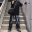 New Arrival จากแบรนด์Prada ทรง Messenger ทรงยอดฮิตของคุณผู้ชายเลยค่ะ วัสดุทำจากผ้าNylon อย่างหนา กันน้ำได้คะ มีโลโก้แบรนด์อยู่ข้างหน้า ตัวกระเป๋าอยู่ทรง อะไหล่เงินทั้งใบ ด้านในบุผ้าลายแบรนด์อย่างดี เปิดปิดด้วยกระดุมแม่เหล็ก และด้านในเปิดปิดด้วยซิป ด้านหลั