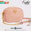 Tory Burch KIRA CHEVRON SMALL CAMERA BAG สาว ๆ ลุคคุณหนูไม่ควรพลาด Collection นี้เลยนะคะ เพราะ Kira Chevron เป็นรุ่นที่ตอบโจทย์และครองใจสาว ๆ ได้อย่างแท้จริง