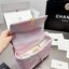 CHANEL 19 FLAP BAG กระเป๋าสะพายทรงคลาสสิค โทนสีหวานละมุน หนังนิ่ม เงาขึ้นรูปสวย ดีไซต์สายสะพายโซ่สองสีสลับหนัง ตกแต่งโลโก้แบรนด์ที่ด้านหน้าอะไหล่สีทอง สวยหรูมาแต่ไกล ด้านหลังมีช่องสำหรับเก็บของหนึ่งช่อง สามารถสะพายออกงานได้หลายโอกาส สวยงามไม่ผิดหวังค่ะ