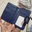 COACH C3375 MEDIUM CORNER ZIP WALLET IN SIGNATURE CANVAS WITH DAISY PRINT ดีไซน์ใหม่ล่าสุด!! คอลเลคชั่นลายพริ้นท์ เพิ่มลูกเล่นให้กระเป๋าสตางค์ของคุณ กับกระเป๋าสตางค์ใบกลาง ขนาดกำลังเหมาะมือ วัสดุหนังแคนวาส ดูแลรักษาง่าย มีช่องใส่บัตรและธนบัตรครบ และช่องซิ