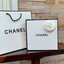 Chanel Shawl Wrap Scarf (With Box) พลาดไม่ได้กับของขวัญสำหรับเทศกาลดีๆที่กำลังจะมาถึง ส่งมอบความรู้สึกดีๆให้กับคนที่คุณรัก ด้วยผ้าพันคอ หรือ ผ้าคลุมจากแบรนด์ดัง ด้วยเนื้อผ้าแบบcashmereที่ถักทอแบบเนื้อละเอียด จึงทำให้นุ่มน่าสัมผัส ให้ความอบอุ่นได้ดี ไม่ว่า