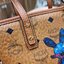M.C.M VISETOS RABBIT MINI SHOPPER CROSSBODY BAG กระเป๋าถือ/สะพายข้าง ดีไซน์ลายพริ้นท์น้องกระต่าย 🐰🐰 น่ารักแต่แอบหรู ใบเล็ก ไซส์มินิ พกพาสะดวกไม่เกะกะ วัสดุหนังแคนวาสคุณภาพดี ปากกระเป๋ามีซิปรูดกันของหล่น รูดใช้งานง่าย ภายในเป็นช่องโล่ง มาพร